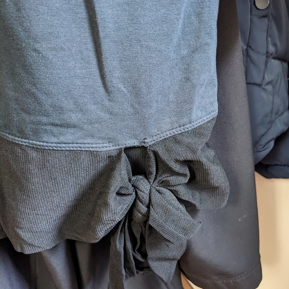 Mexx top with beautiful lace trimming and bow. Black medium - Picture 2 of 6